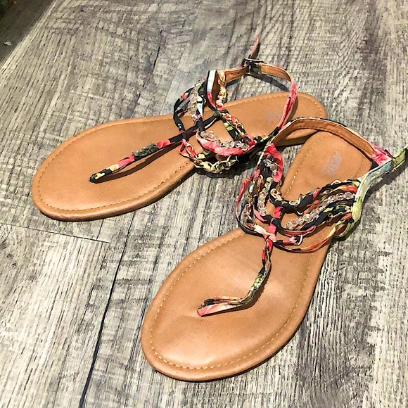 Floral size 9 Sandals with Chains and Beads - Picture 3 of 3
